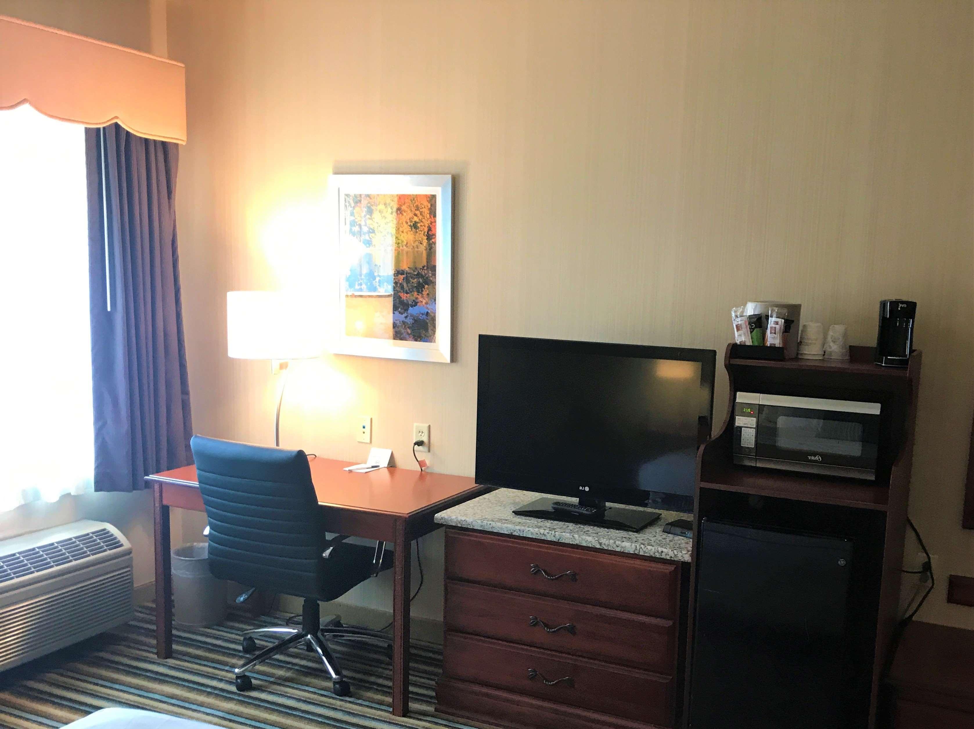 Best Western Plus New England Inn & Suites Berlin Eksteriør billede