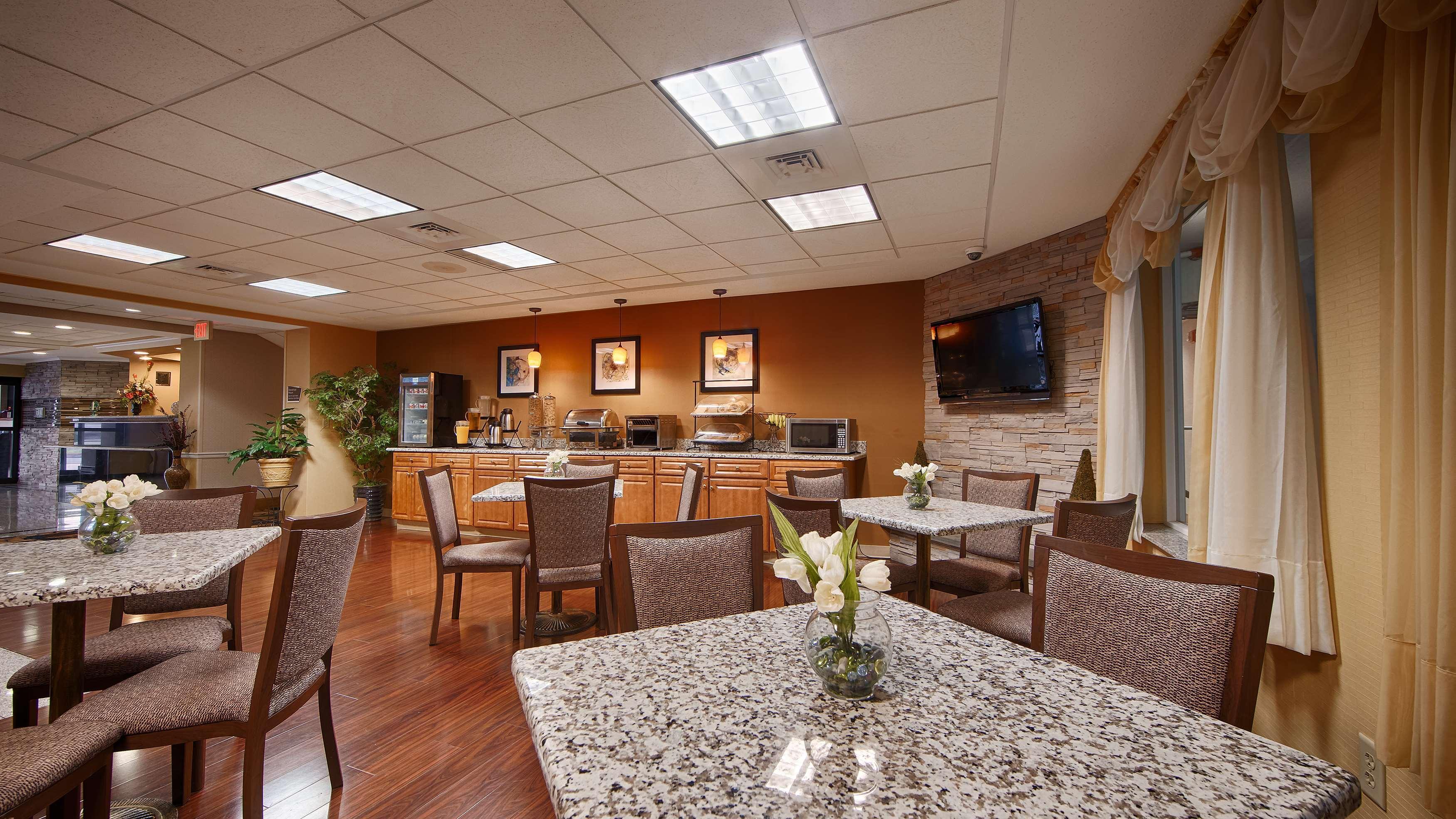 Best Western Plus New England Inn & Suites Berlin Eksteriør billede