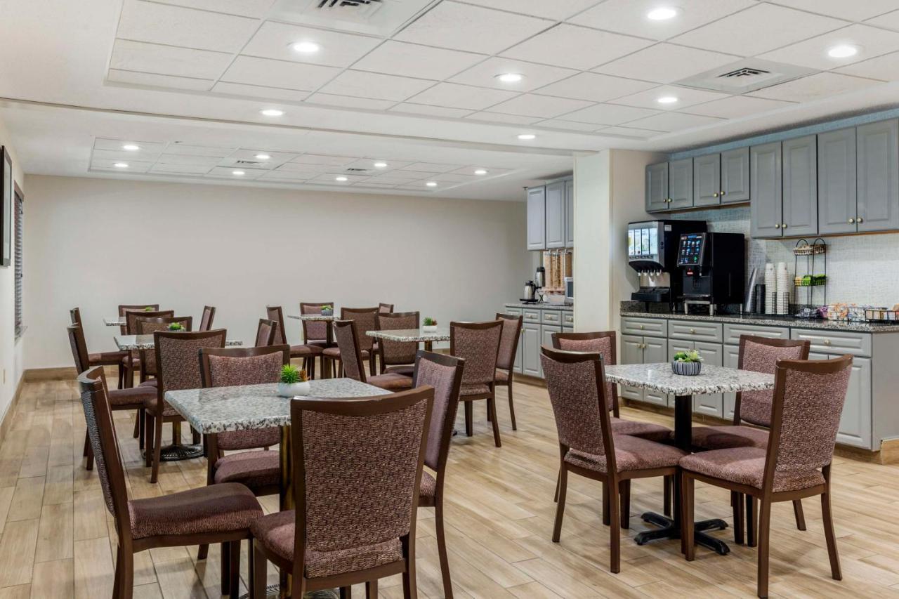 Best Western Plus New England Inn & Suites Berlin Eksteriør billede