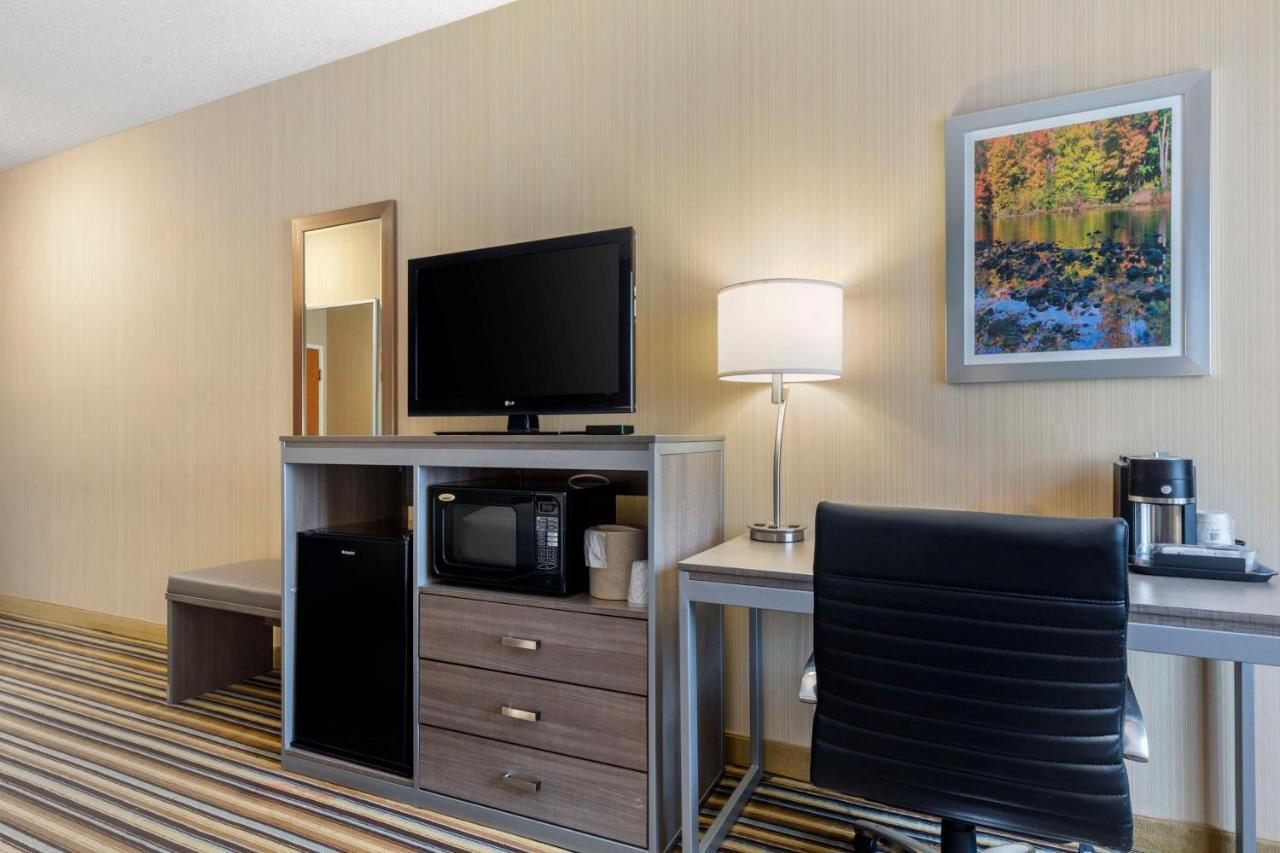 Best Western Plus New England Inn & Suites Berlin Eksteriør billede