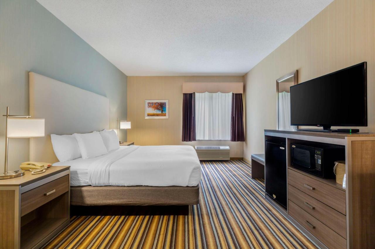 Best Western Plus New England Inn & Suites Berlin Eksteriør billede