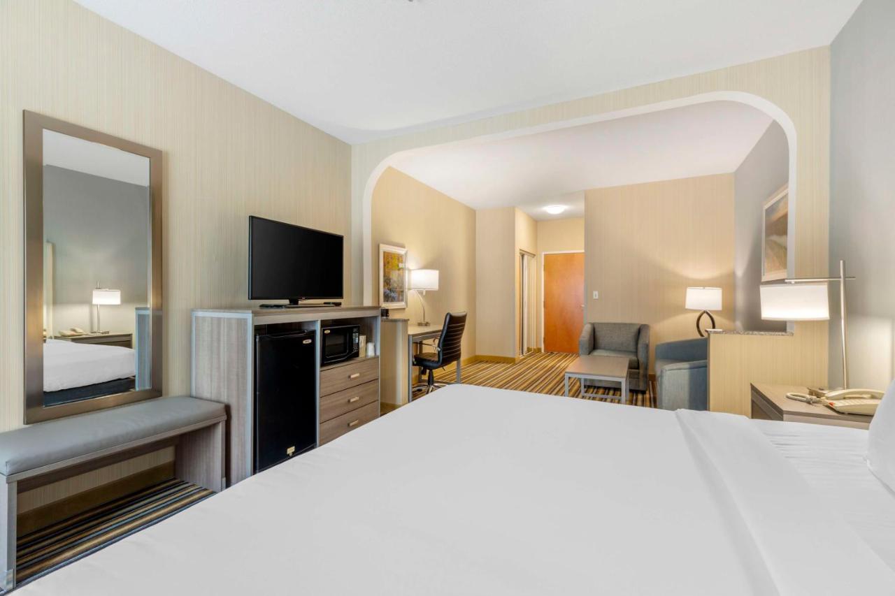 Best Western Plus New England Inn & Suites Berlin Eksteriør billede